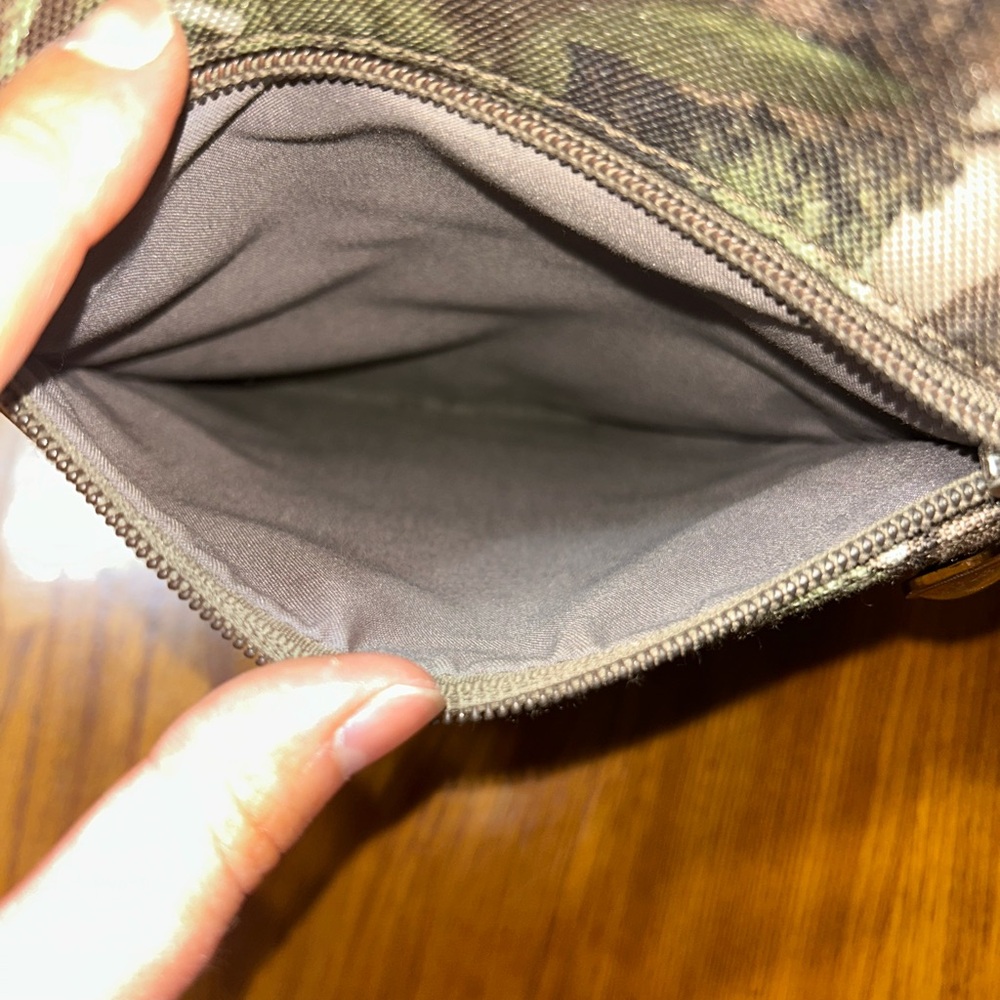 Bass Pro Shops Camo Crossbody Bag with Pink Trim - Picture 11 of 15